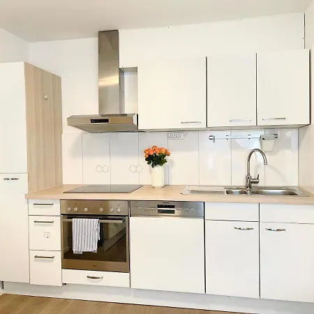 Neues, Stillvoll Eingerichtetes Mit Wintergarten Und Terrasse * 슈투트가르트